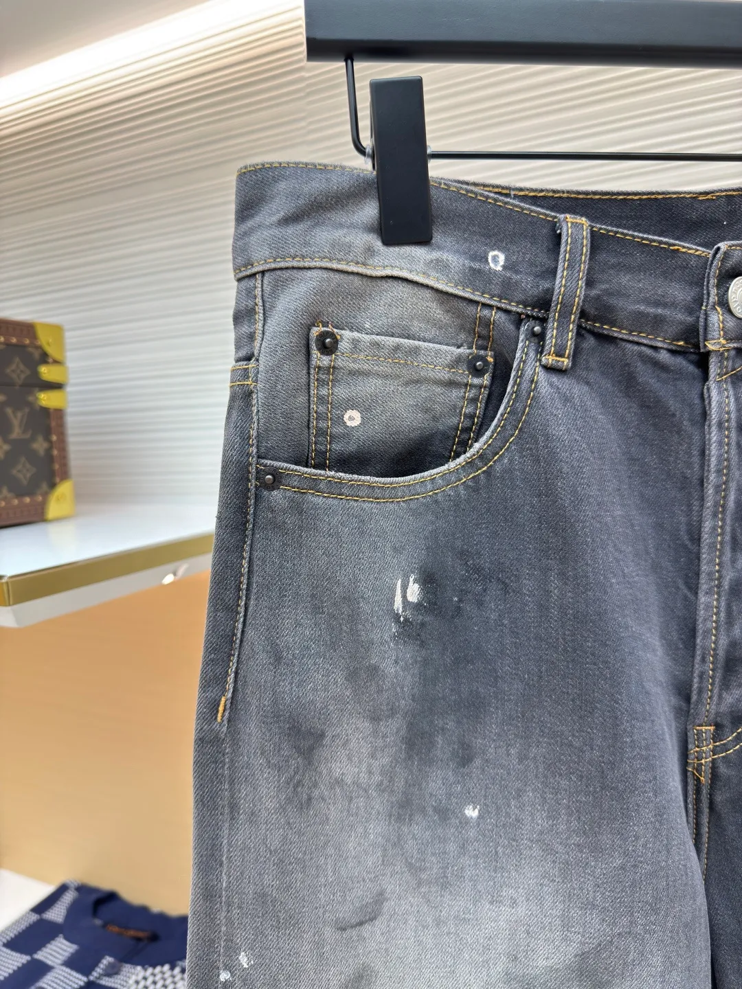 Acne Studios splash-painted denim cropped pants ●Authentic product: Purchased and developed by 2693 ●Item number: 1680125-A65 ●Fabric: denim fabric ●Technology: Painted ●Version: Fitted version ●Size: 30-31-32-33-34 ●Description: Made of denim fabric imported from Japan. It is characterized by high density and thick yarn, so it has strong wear resistance and tensile strength. It also has softness. With the passage of time and frequent wear, denim fabrics will gradually become softer and fit the body through special dyeing and finishing processes. Denim fabrics also have good color fastness and washability. They can withstand multiple washings without fading easily. Hand-painted splash-ink designs take up to 30 minutes to paint a finished product. The daily output is limited and the workmanship is very cumbersome. After painting, it is washed and aged. It is an important process to make denim fabrics show a retro and aged effect. It shows a natural and uneven fading effect. Customized genuine leather label. The details of the back pocket are marked with pink thread. The overall wiring is straight and delicate. The fabric is comfortable and soft. The color is consistent and no color difference. It can be matched with the same style to create a fashionable look and control various occasions. Customized accessories, complete with three labels, same style for men and women!